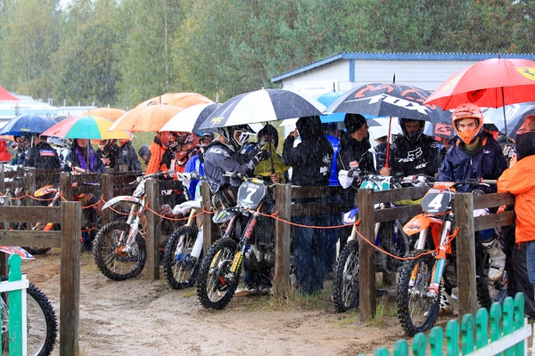 Sateen sattuessa ajetaan sateella.