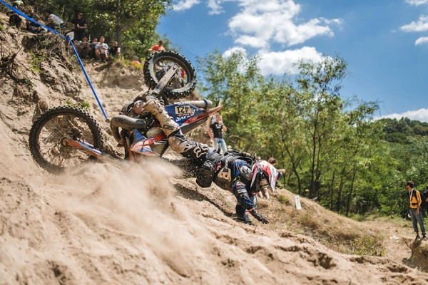 Myös kaatumisia riitti kisoissa. Kuva: Red Bull