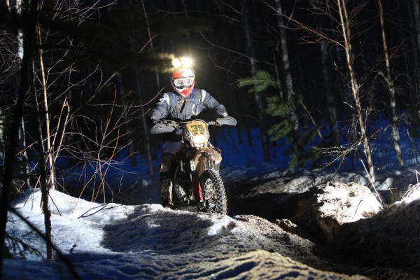 Peloton Paavo Honkanen pimeässä.