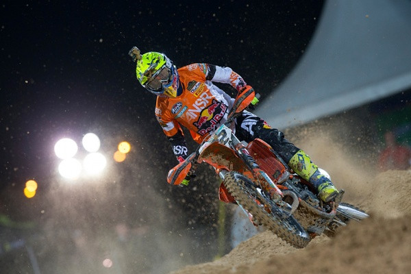 Tony Cairoli näytti nuoremmilleen menemisen mallia. Kuva: Ray Archer