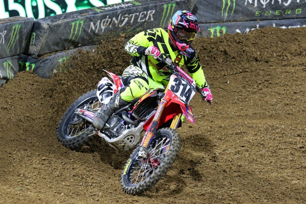 Alex Ray on tuttu näky Amerikan SX-radoilta. Nyt mies tulee Tampereelle metsästämään palkintorahoja. Kuva: Jani Hovi / Xracing
