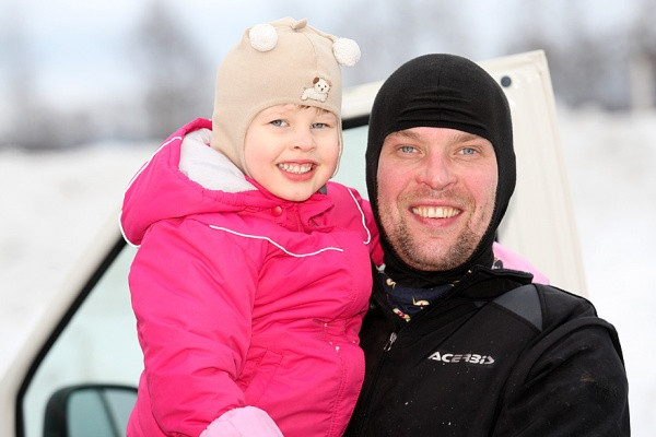 Mikko Tontti ehti nauttimaan tyttärensä seurasta huollossa.