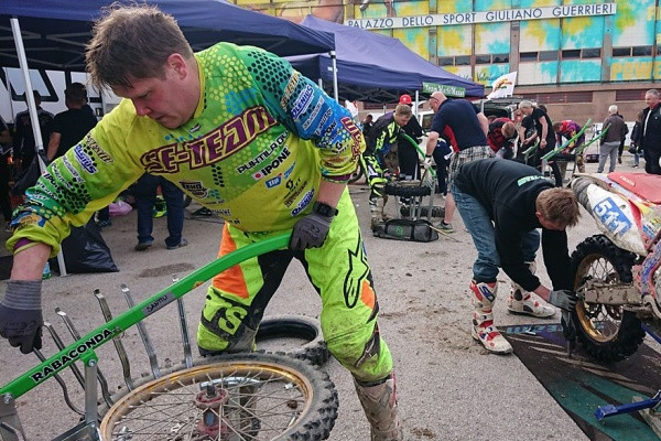 SE-Teamin omistaja Santtu Enjala lauantain loppuhuollossa Italiassa. Kuva: Jutta Autio