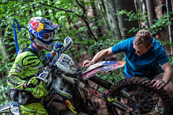 Wade Young jatkaa Red Bull Romaniacsin johdossa. Kuva: Mihai Stetcu / Red Bull Content Pool