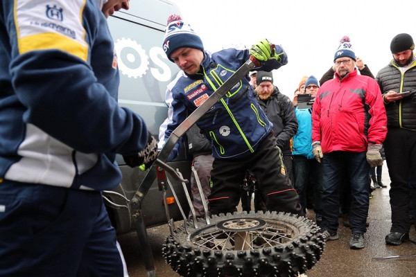 Antti Hellsten vaihtoi rengasta Jämsässä. Kuva: Jani Hovi / Xracing