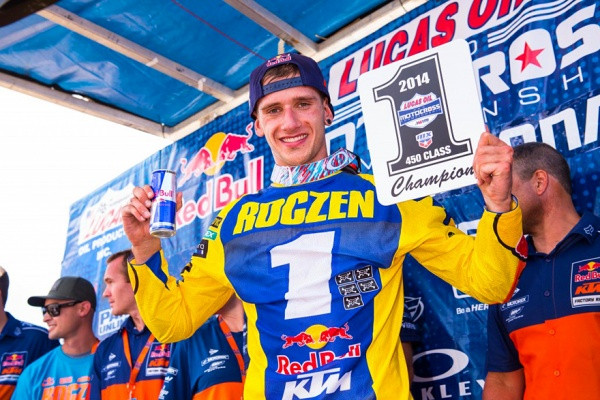 Saksalainen Ken Roczen juhli mestaruutta lauantaina. Kuva: Simon Cudby
