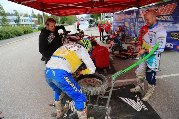 Lauantaina iltahuollossa toiset kuljettajat vaihtoivat renkaita