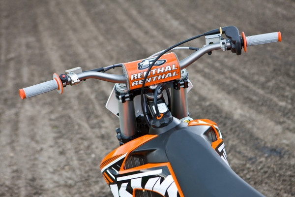 Vuoden 2012 motocrossmallit tulevat Renthalin tangonsuojalla varustettuna.