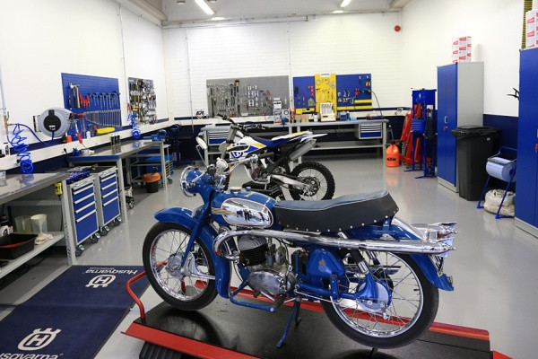 Näissä uusissa huoltotiloissa Husqvarna Nordic kouluttaa jälleenmyyjiään.