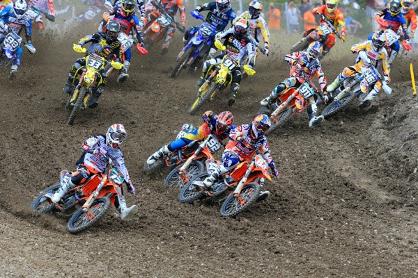 MX2 -luokan ensimmäisen erän startti.