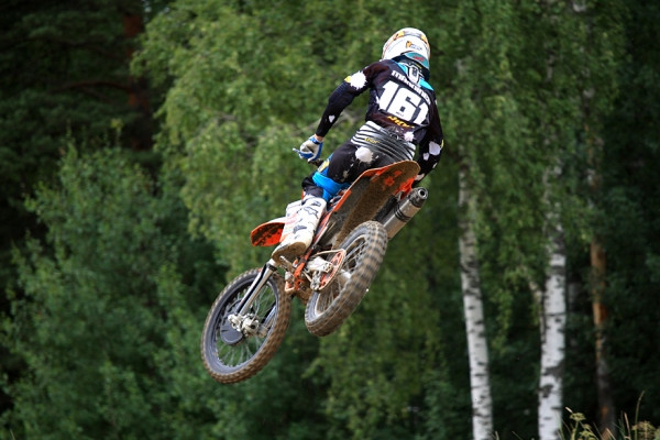 Aki Manninen jatkaa MXJ- luokan Suomen Cupin johdossa.