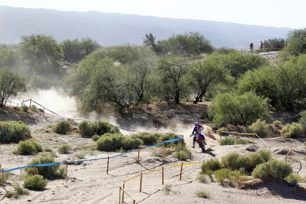 Kuumuus ja pöly tekivät kilpailijoiden elämästä vaikean Argentiinassa. Kuva: Future7media