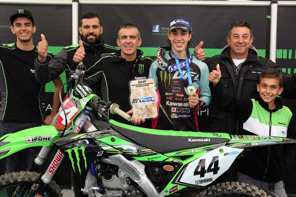 Kawasakin tehdastiiminä MX2-luokassa toiminut KRT Kawasaki -tiimi juhli kauden päätteeksi EMX250-luokan mestaruutta. Nyt tiimi lopettaa toimintansa rahoituksen puutteen vuoksi. Kuva: KRT Kawasaki