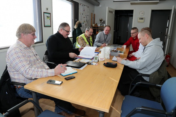 Tauno Hilden (toinen vas.) johti torstaina turvallisuuskokousta Vierumäellä. Kuva: Jani Hovi / Xracing