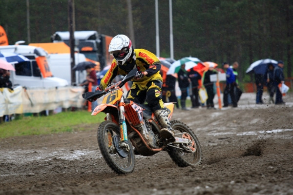 Toni Eriksson taisteli sateessa ensimmäisen erän voittoon ja toisen erän kakkossijalle.