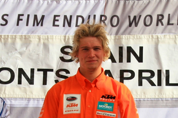 Hellsten Espanjan palkintokorokkeella.