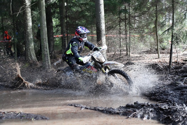 Antti Hellsten lennättää vettä Ohkolan maastokokeella. Kuva: Jani Hovi / Xracing