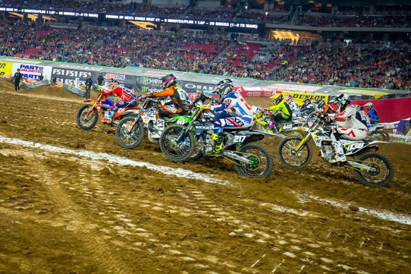 Shane McErath irtosi 250-kuutioisten startissa puomilta parhaiten. Kuva: KTM