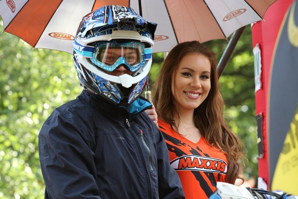 Antti Hellstenin kanssa kuvassa oleva Riina on myös ehdolla Miss Enduro 2012 -kilpailussa.