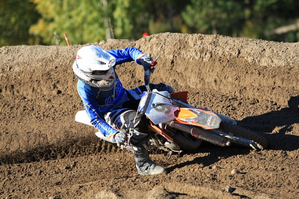 Santeri Pikkumäki täydensi Hyvinkään hienoa päivää ajamalla eräsijoituksiin 2 ja 1