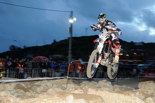 Seistola hyppää lohkareikon yli supertestillä. Kuva: Niklas Nordblad