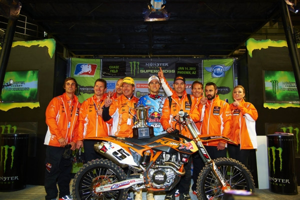 KTM: juhlaa podiumilla. Kuva: Hoppenworld.com