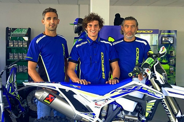 Matteo Cavallo (kesk.) siirtyy Fabrizio Azzalinin (oik.) omistamaan Sherco-tiimiin. Sopimusta oli juhlistamassa myös Shercon Jordan Curvalle. Kuva: Sherco