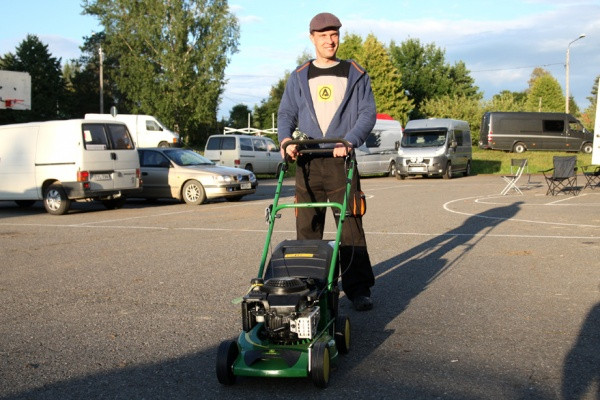 Mikko Tontti sai lähti työntelemään Lahteen uutta John Deere ruohonleikkuria.