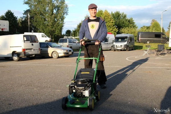 Viime vuonna Mikko Tontti talutti uuden ruohonleikkurinsa palkintojenjaosta kotiinsa.