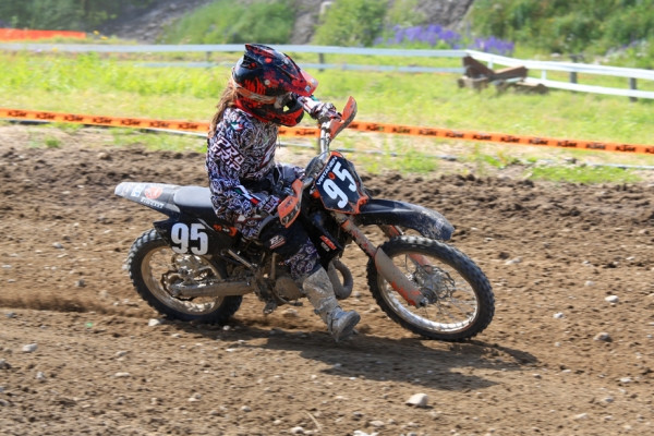 Ria Virtanen kiusasi poikia ja ajoi erissä sijat 2 ja 4.