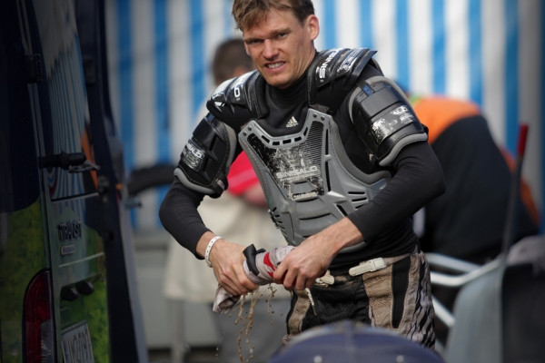 Päivän päätteeksi kuljettajat väänsivät paidat kuiviksi