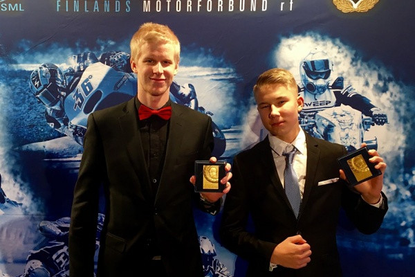 Aki Manninen ja Kim Savaste saivat kultamitalinsa Helsingissä. Kuva: SM-motocross tiedostus