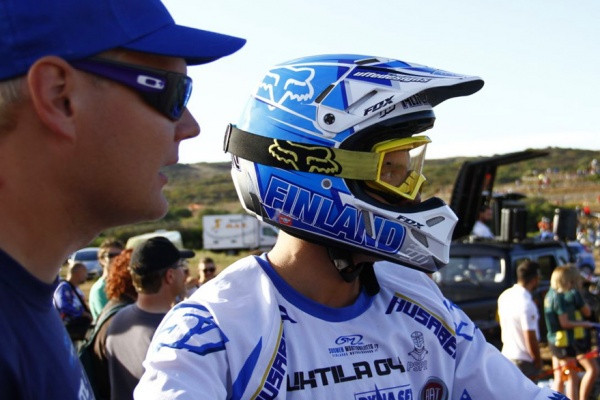 Päivän nopein suomalainen Paavo Honkanen tähyää seuraavaa maastokoetta Marko Tarkkalan valvovan silmän alla. Kuva: Cilla Stenbäck