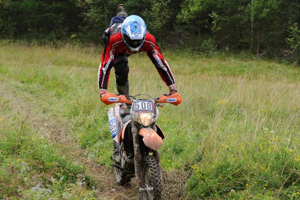 Reijo Karppinen ehti hauskuuttamaan yleisöä siirtymillä.