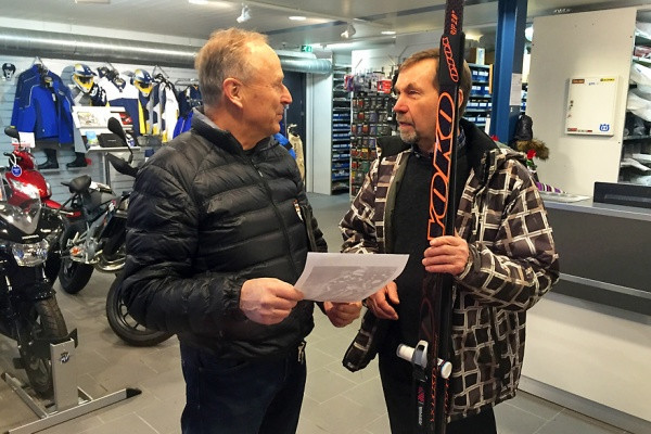 Juha Tirinen (vas.) palkitsi Heikki Mikkolan 40 vuoden takaisesta asiasta.