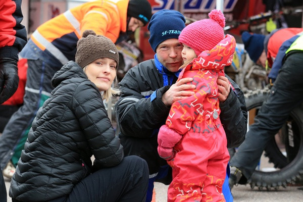 Avovaimo Satu ja tytär Iida saapuivat kannustamaan syntymäpäiväsankaria Juustoportin huoltotauolle. Kuva: Jani Hovi / Xracing