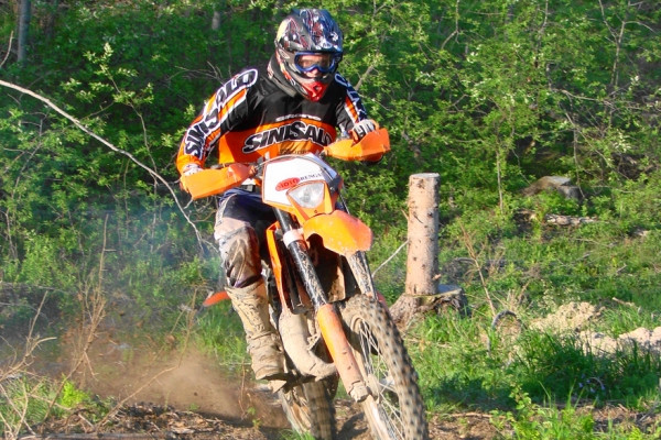 Endurokoulun oppilaat saavat tuntumaan oikeaan ajamiseen harjoituksissa ja leireillä. Kuva: Timo Savolainen