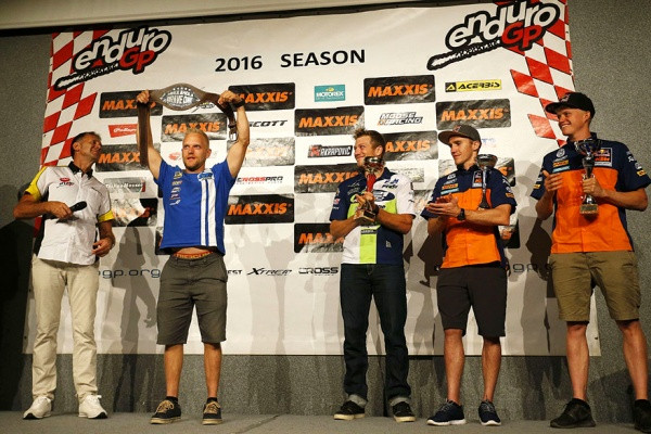 Remes esittelee uutta vyötään. Kuva: EnduroGP