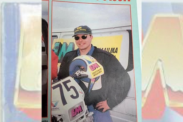 Arno Holopainen ajoi vuonna 1996 Päijänteen ympäriajon Erotiikan Maailman tukemana.