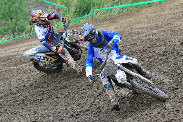Ludde Söderberg (388) ja Niko Kalatie kävivät hyvän taistelun MX1 -luokan toisessa erässä.
