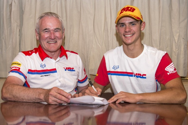 Roger Harvey (vas.) ja Tim Gajser allekirjoittivat sopimuksen tänään. Kuva: Honda