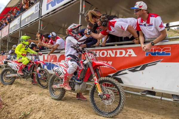 Tim Gajserin (243) ja Gautier Paulinin riemua Espanjan toisen erän jälkeen. Kuva: Honda