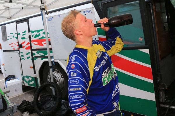 Antti Hänniselle maistui kuohujuoma lauantaina varmistuneen mestaruuden jälkeen.