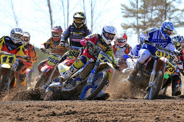 MXA -luokan päivän ensimmäisen erän startti.