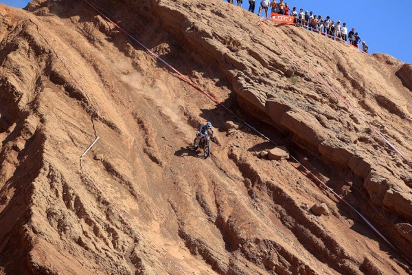 Toisena oleva Pela Renet laskeutuu rinnettä Argentiinassa. Kuva: Edmunds J. KTM Images