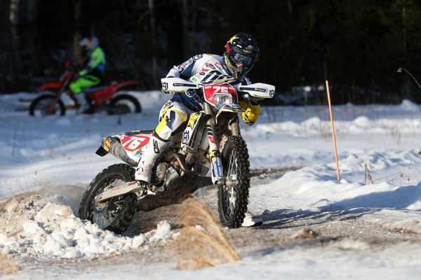 Päitsillä nähdään normaalista poikkeavan värisiä numeropohjia ja numeroita. Kuva: Jani Hovi / Xracing