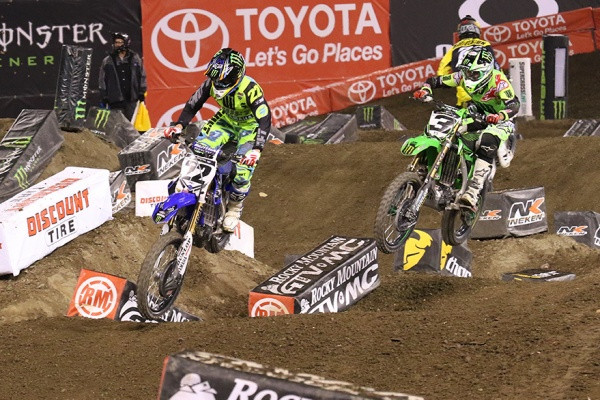 Eli Tomac (3) sai Chad Reed (22) kiinni aivan finaalin lopussa