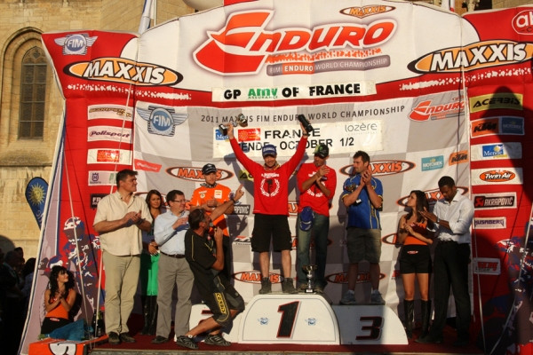 Salmisen mestaruusjuhlat aluillaan. Kuva: www.janneharala.fi