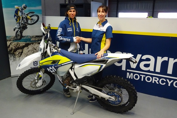 Husqvarna Espanjan Gemma Escobar toivottaa Josep Garcian tervetulleeksi tehdastiimiin. Kuva: Husqvarna