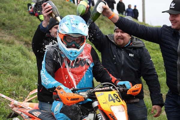 Aleksi Jukola juhli mestaruutta Vantaalla. Kuva: Jani Hovi / Xracing